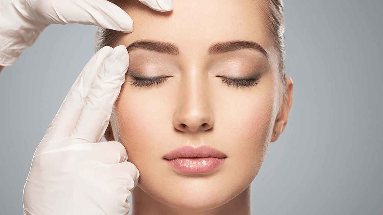 Femme pendant une consultation en médecine esthétique