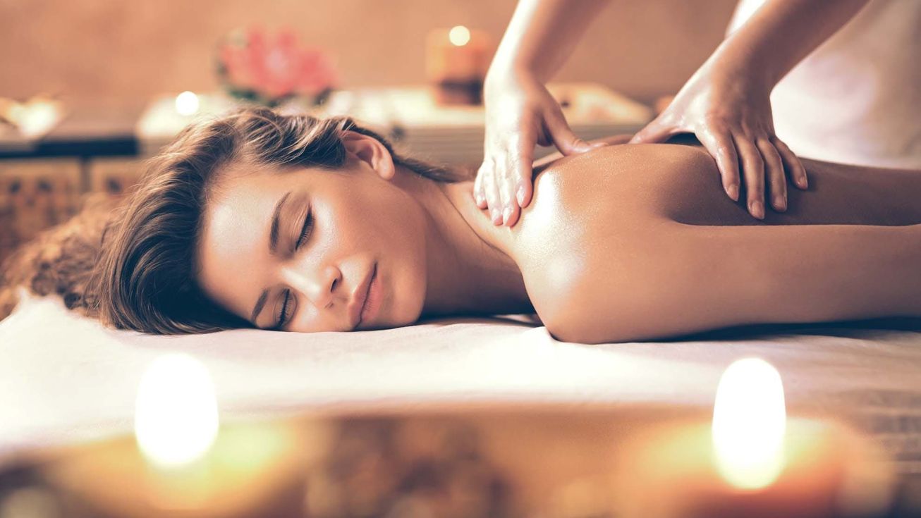 Femme durant un massage du dos
