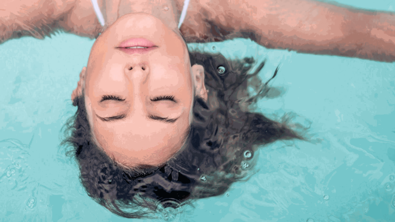 Femme détentue dans une piscine thalasso