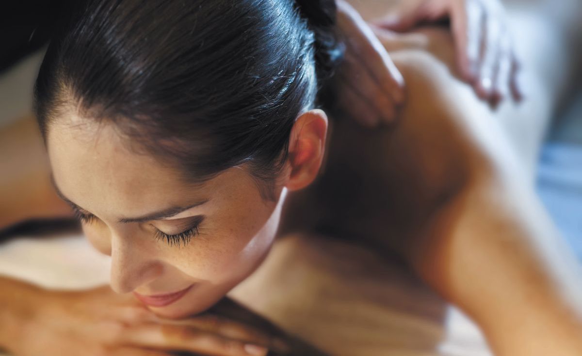 Une femme détendu allongé se faisant masser le dos