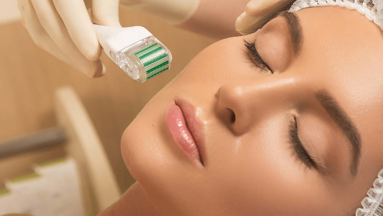 Femme pendant un soin  de médecine esthétique mésolift anti-âge