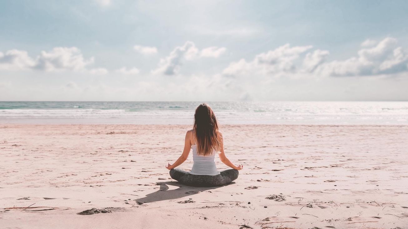 Femme pendant une séance de yoga en extérieur