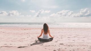 Femme pendant une séance de yoga en extérieur