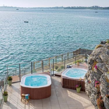 Bain à remous extérieur avec vue sur la mer