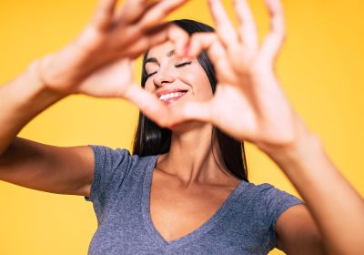 femme qui fait un coeur avec sa main