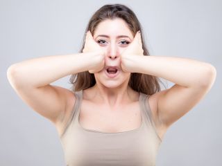 Femme réalisant une séance de yoga du visage