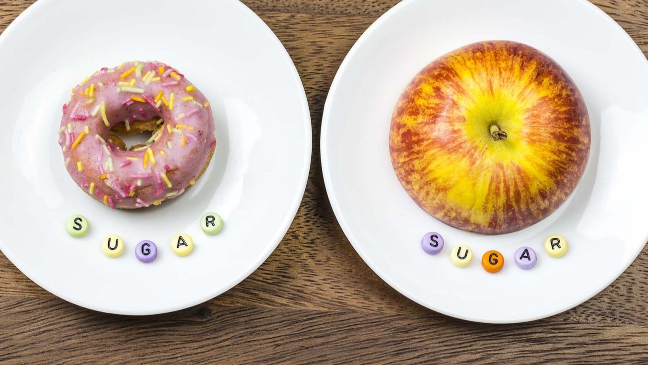 Assiettes avec une pomme et un donuts