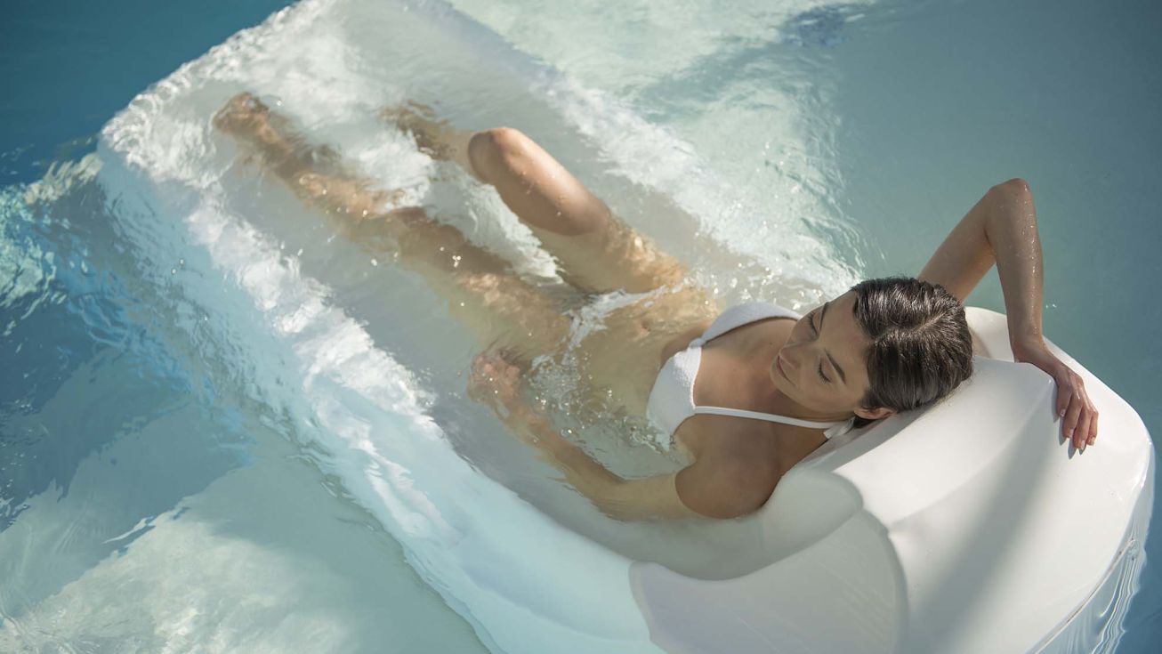 Femme sur un aquabed dans la thalasso Baie-de-La-Baule