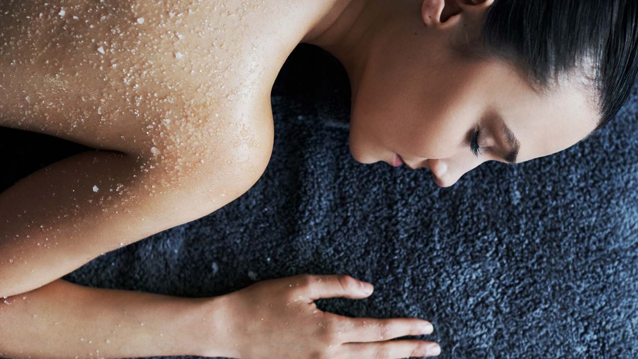 Femme durant un gommage du dos