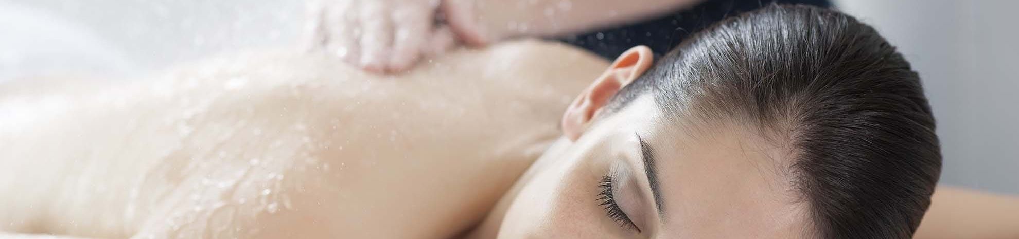 Massage sous pluie marine de la cure thalasso