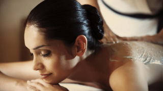 Gommage corps personnalisé dans le cadre d'une cure thalasso