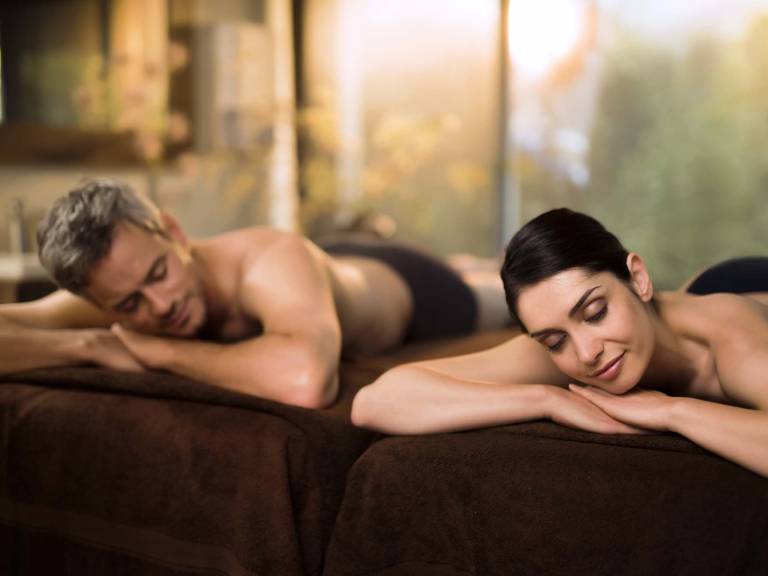 Couple dans une cabine duo spa