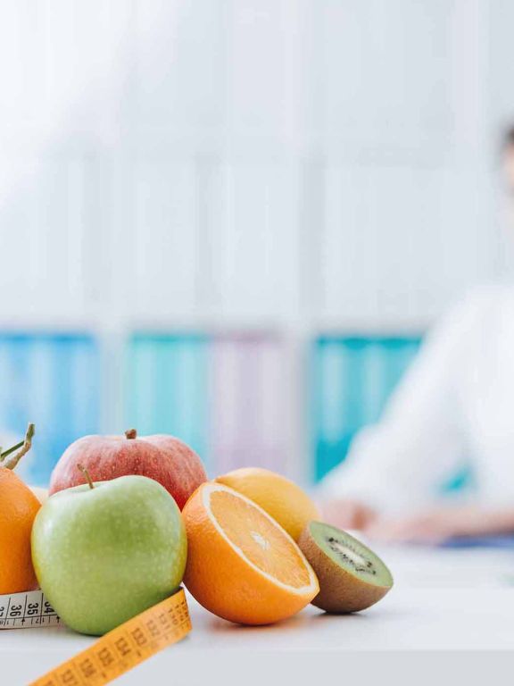 une femme et un médecin en rendez vous de micronutrition
