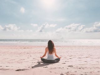 Femme pendant une séance de yoga en extérieur