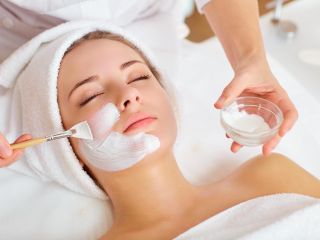 femme durant un soin visage hydratant