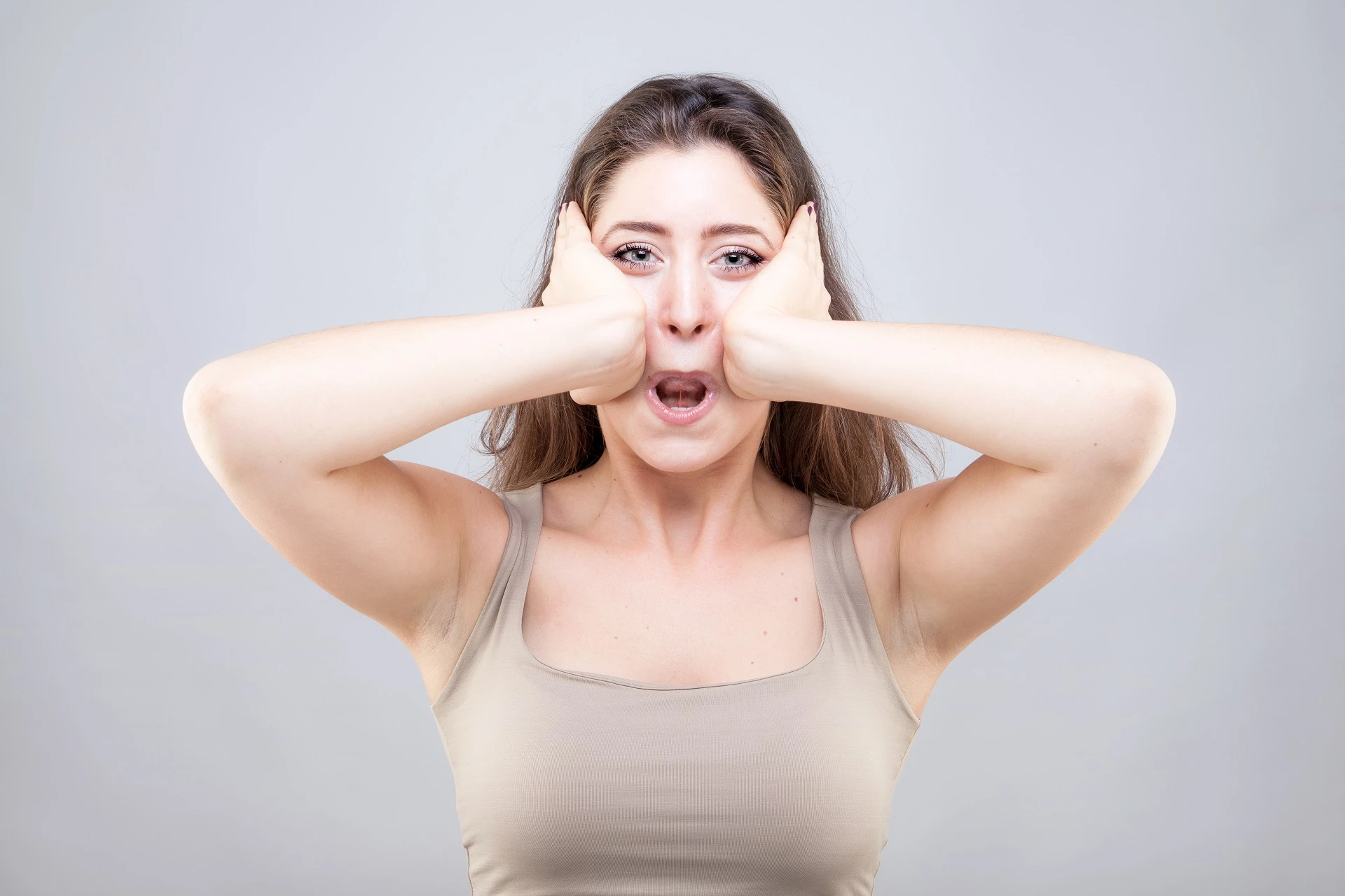 Femme réalisant une séance de yoga du visage