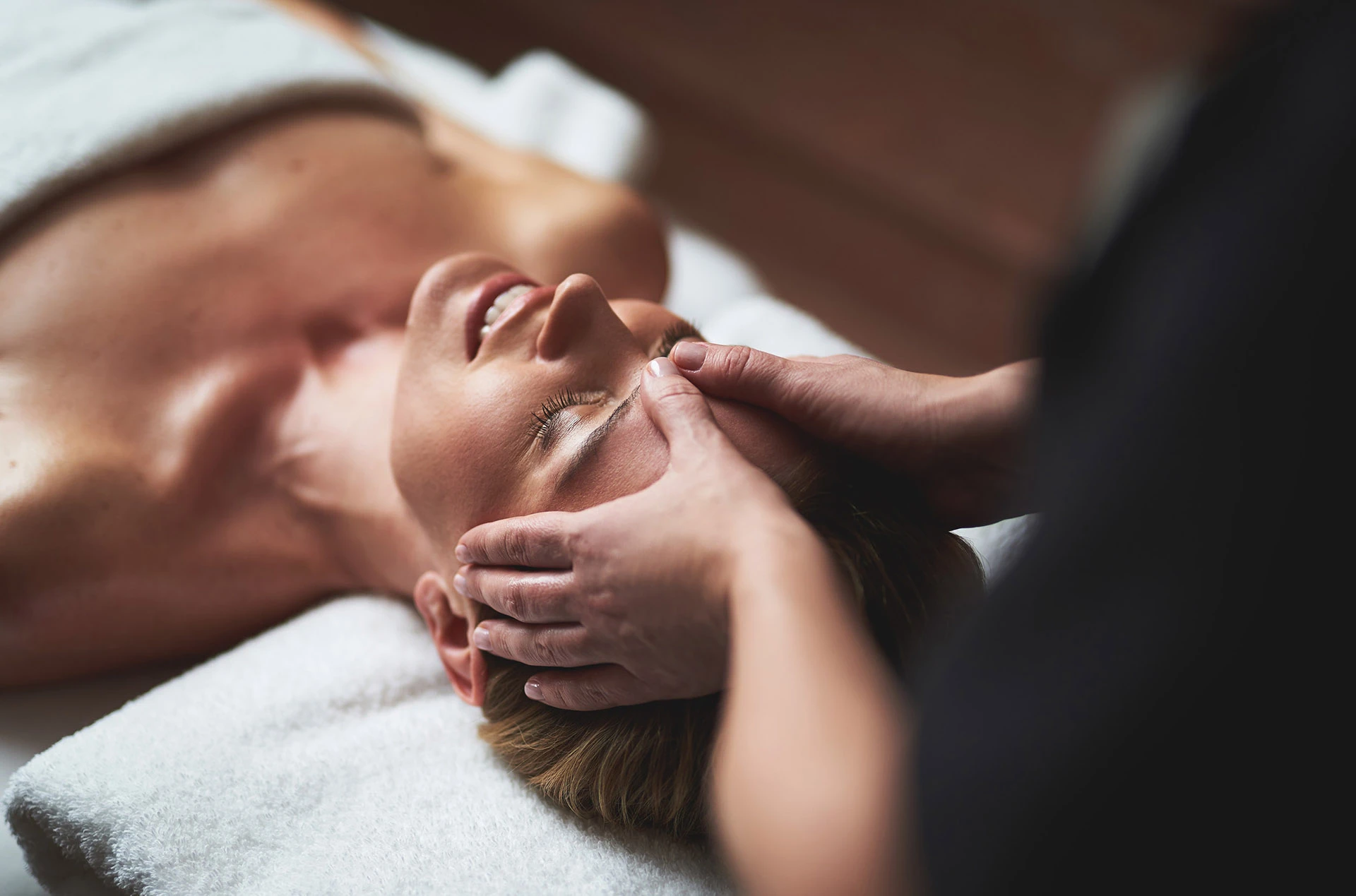 Femme se faisant masser le crâne
