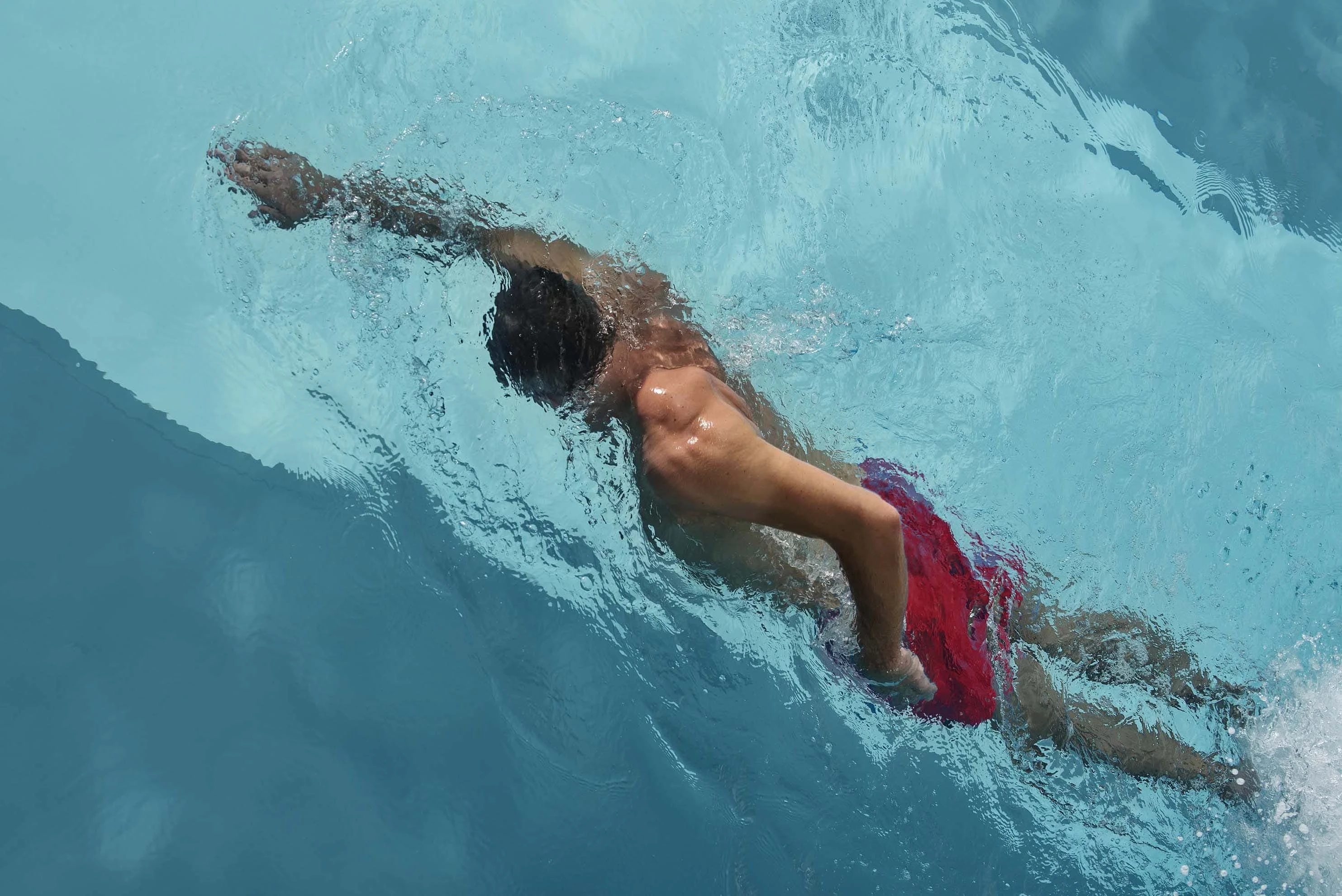 Homme qui nage dans une piscine sportive à Pornichet